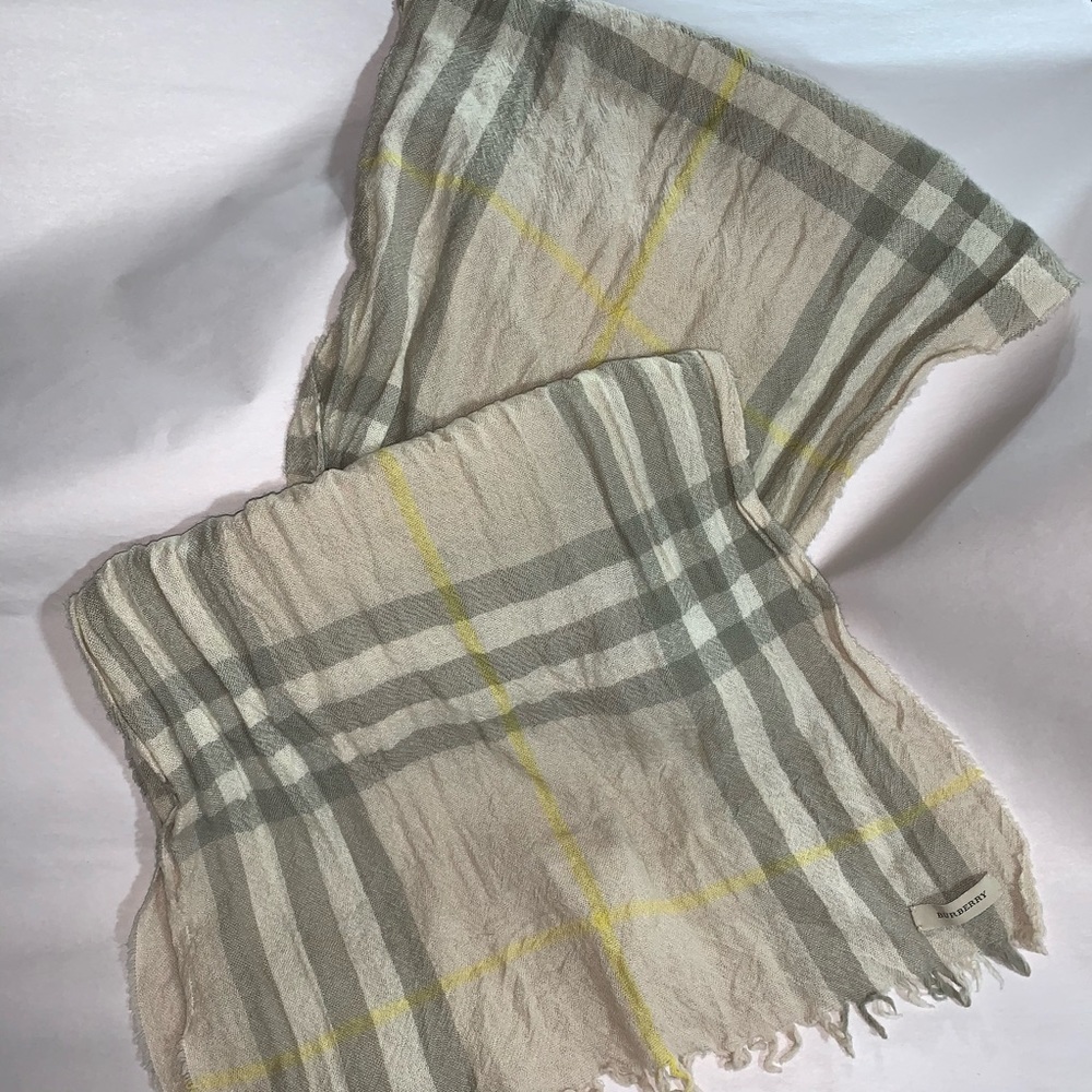 authentic BURBERRY oversized light weight SCARF - Picture 11 of 12
